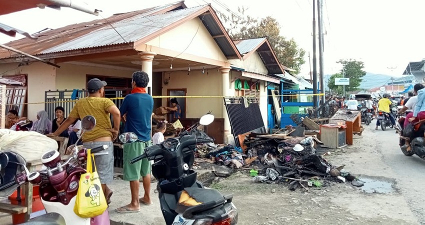 Tim pemadam kebakaran berusaha mengeluarkan barang-barang dari rumah korban Capt : Kondisi tiga rumah terkini, setelah api dipadamkan. Ahad (9/4/2023) (foto : Putri Syahra Masyhur)