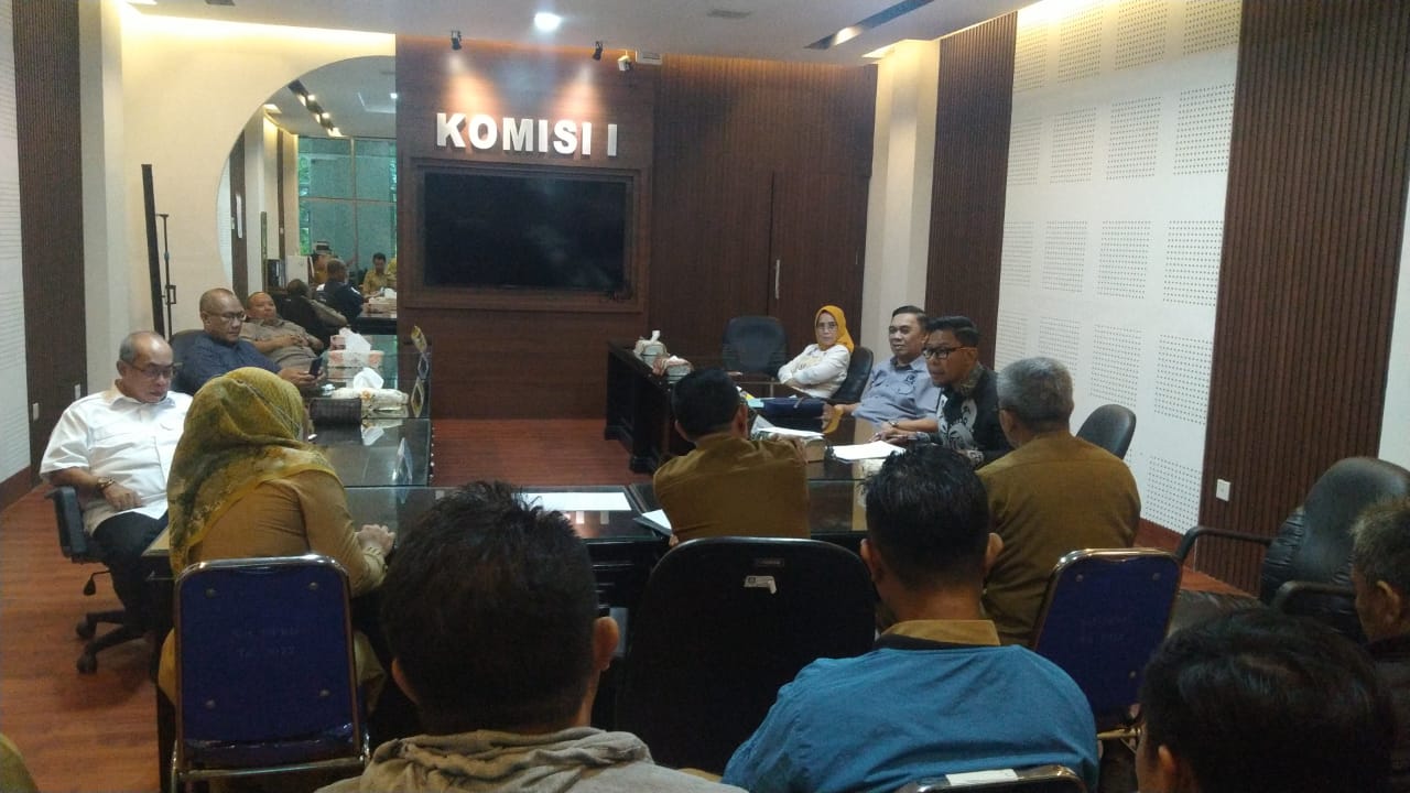 Rapat kerja Komisi I Deprov Gorontalo bersama Badan Keuangan, Badan Kepegawaian dan Biro Organisasi, Senin (10/4). (Humas)