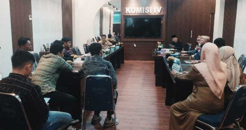 Pertemuan Komisi IV Deprov Gorontalo dengan mahasiswa UNG yang berlangsung kemarin. (Humas)