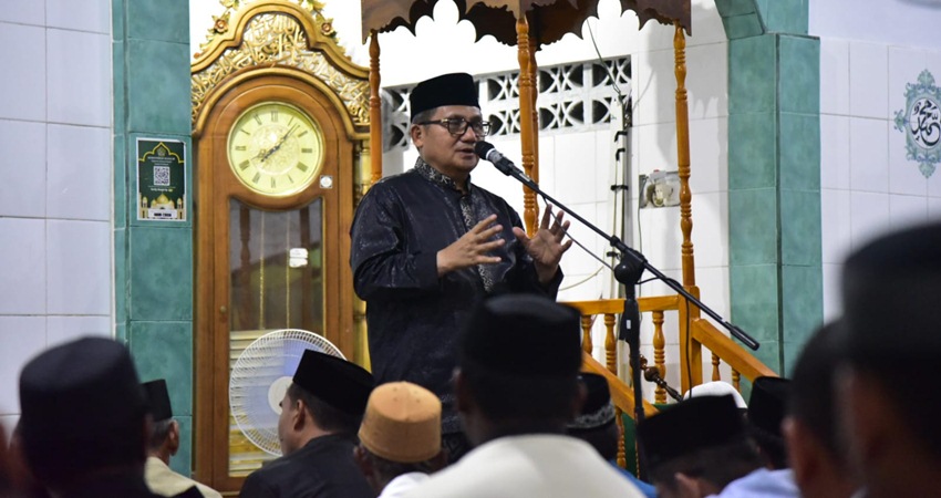 Wali Kota Gorontalo, Marten Taha ketika memberikan sambutan disela-sela antara pelaksanaan Salat Isya dan Tarawih di Masjid Al-Hidayah di Kelurahan Tanjung Kramat, Kecamatan Hulonthalangi, Ahad (2/4/2023) malam. (Foto: Prokopim)