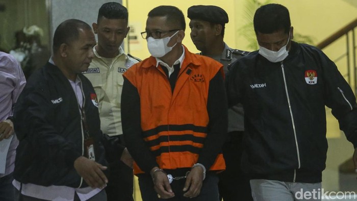 DIBORGOL : Bupati Kep Meranti diborgol dan mengenakan rompi KPK usai ditetapkan sebagai tersangka dalam OTT, Kamis (6/4) malam. (foto : istimewa)
