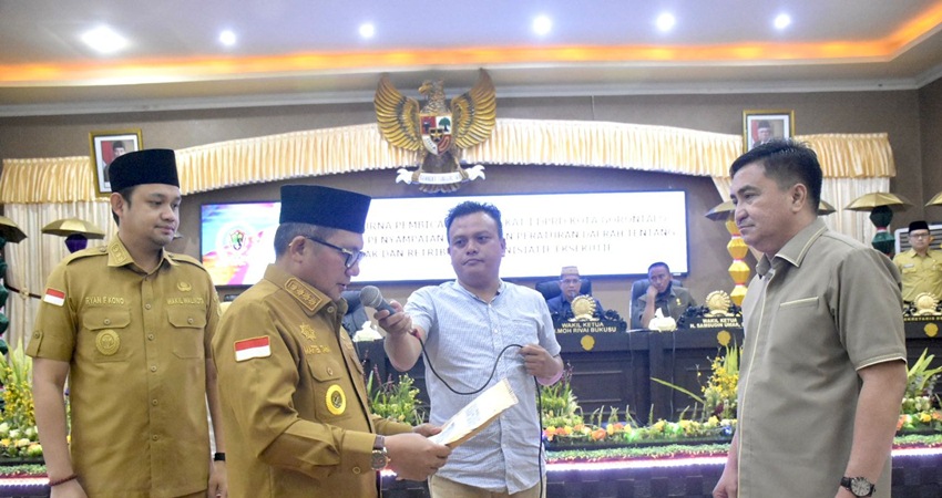 Wali Kota Gorontalo, Marten Taha, ketika menyerahkan Ranperda usul inisiatif, Senin (3/4/2023). (Foto: Prokopim)