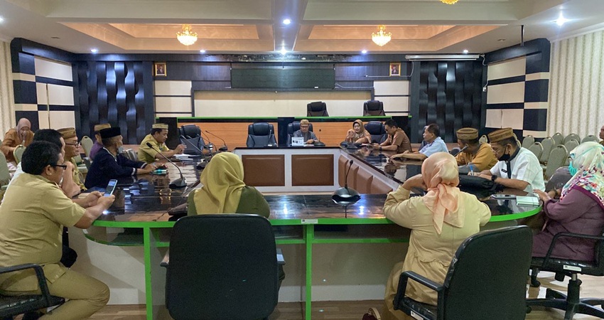 SEKDA Roni Sampir saat memimpin rapat evaluasi PAD 2023.