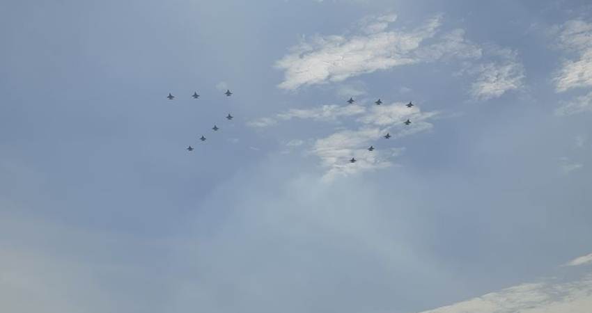 Pesawat tempur F-16 membentuk formasi 77-Narda Margaretha Sinambela-ANTARA