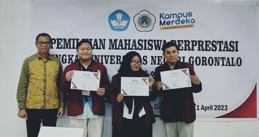 Wakil Rektor Bidang Kemahasiswaan, Amir Arham, bersama tiga mahasiswa berpretasi yang terpilih pada ajang Pilmapres 2023. (foto : dok/ung)