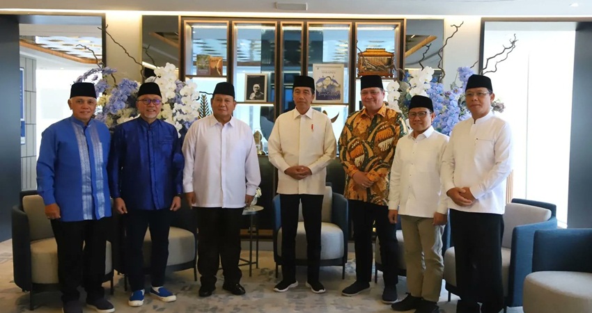 (kiri-kanan) Hatta Rajasa, Zulkifli Hasan, Prabowo Subianto, Jokowi, Airlangga Hartarto, Muhaimin Iskandar, dan Mardiono (Dok Tim Media Prabowo Subianto)