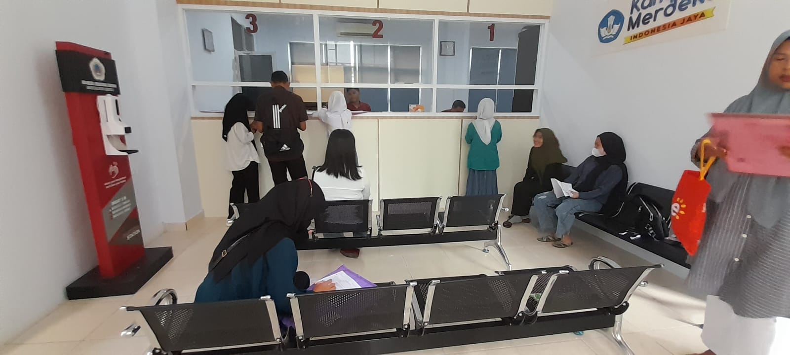 Calon mahasiswa baru Universitas Negeri Gorontalo saat melakukan registrasi berkas di gedung BAKP UNG. (Foto: Sriwahyuni Pontoh/ MG Gorontalo Post).