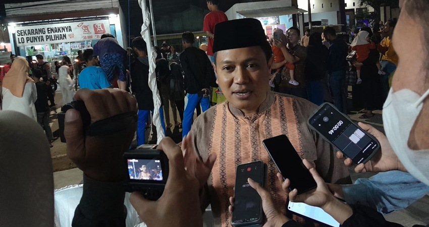 Sekwan Dekot Gorontalo, saat diwawancara awak media dalam kegiatan festival pawai obor 1445 H, di Taman Molosipat, Rabu (5/4/2023). (F. Diyanti/Gorontalo Post)