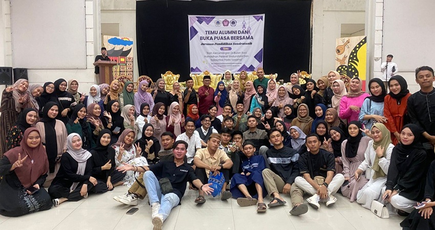 Dekan Fakultas Sastra dan Budaya Prof. Nonny Basalama, M.A,. Ph.D bersama mahasiswa dan alumni jurusan pendidikan Seni, Drama, Tari dan Musik. Sabtu (8/4) (Foto: Istimewa)
