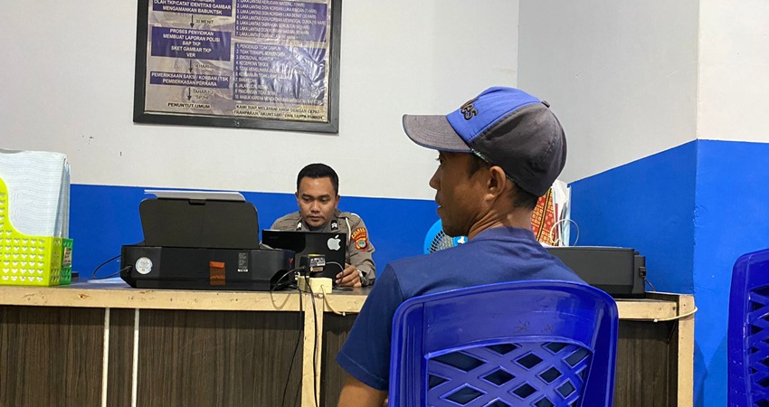 RB yang merupakan pengemudi dump tuck laka maut, saat menjalani pemeriksaan di Satlantas Polres Gorontalo.