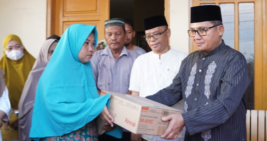 Wali Kota Gorontalo, Marten Taha, ketika menyerahkan bantuan kepada korban kebakaran di Kelurahan Tamalate, Senin (10/4). (Foto: Prokopim)