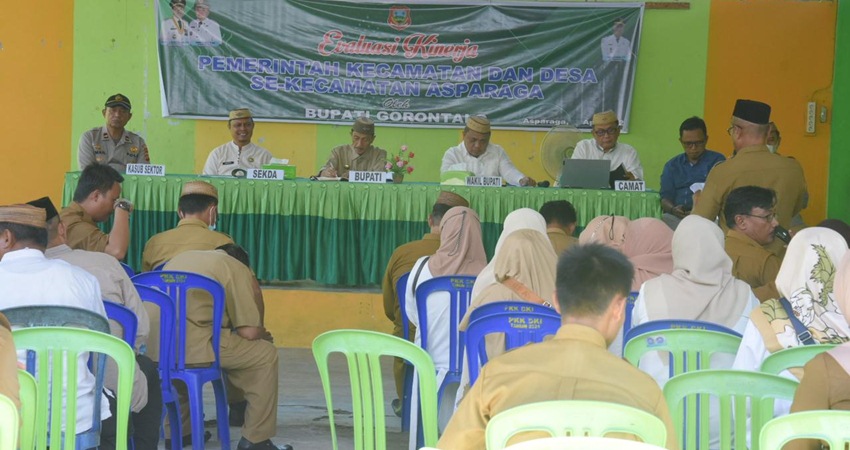 SUASANA pertemuan Bupati Nelson Pomalingo, Wabup Hendra S Hemeto dengan warga Asparaga.