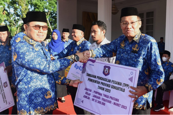 Pj Gubernur Hamka Hendra Noer, menyerahkan simbolis TPP Januari-Maret yang sempat tertunda kepada asisten administrasi umum Setda, Sutan Rusdi serta kepada seluruh ASN di lingkungan Pemprov Gorontalo, Senin (17/4). (foto : Pemprov)