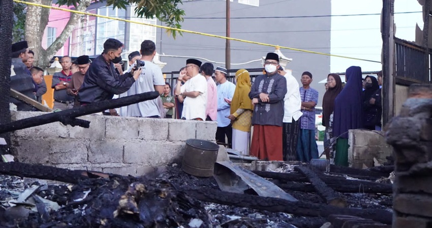 Wali Kota Gorontalo, Marten Taha, ketika meninjau rumah yang terbakar di Kelurahan Tamalate, Senin (10/4). (Foto: Prokopim)