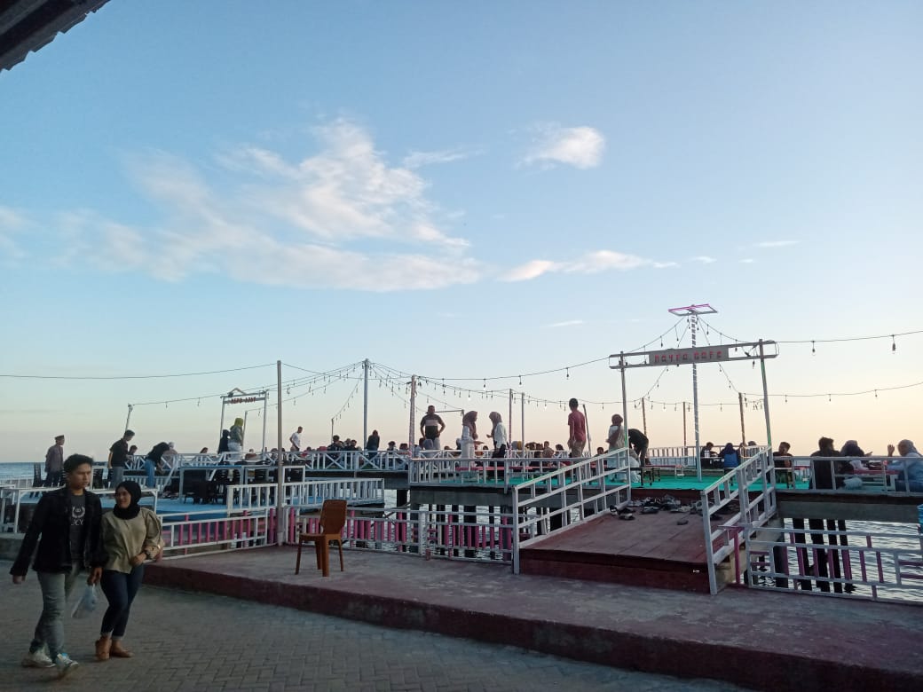 Suasana ramainya rumah makan di wisata Tamendao. (Alsepti Thalib)