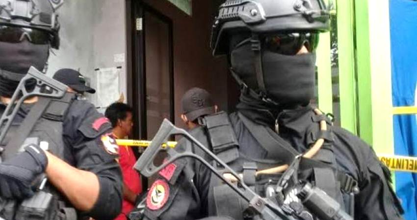 Akibat terjadinya baku tembak dengan terduga teroris di Pringsewu Lampung, satu Personel Densus 88 terluka. -pmj- Disway.id