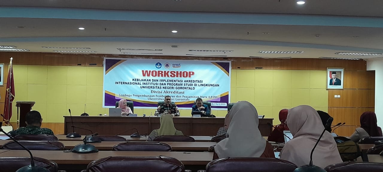 WORKSHOP Kebijakan dan implementasi akreditasi internasional institusi dan program studi di lingkungan UNG, Senin (4/3). (foto : Sriwahyuni Pontoh/ MG Gorontalo Post)