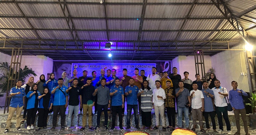 FOSE. Suasana foto bersama penguru KNPI Kabupaten Gorontalo dalam agenda rapat kerja sekaligus buka puasa bersama.