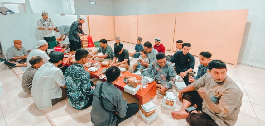 Jamaah Masjid Mushab Bin Umair Kota Gorontalo hidangan paket ifthar atau buka puasa yang dibagikan MWD Kota Gorontalo, Jumat (31/03/2023).