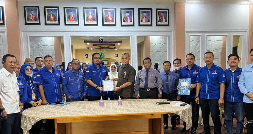 PERLINDUNGAN HUKUM - Ketua DPD Partai Demokrat Gorontalo, Erwin Ismail, bersama kader dan jajaran pengurus partai Demokrat menyerahkan surat permohonan perlindungan hukum ke Pengadilan Tinggi Gorontalo, sebagai respon upaya PK yang diajukan kubu Moeldoko, Rabu (5/4). (Foto : istimewa)