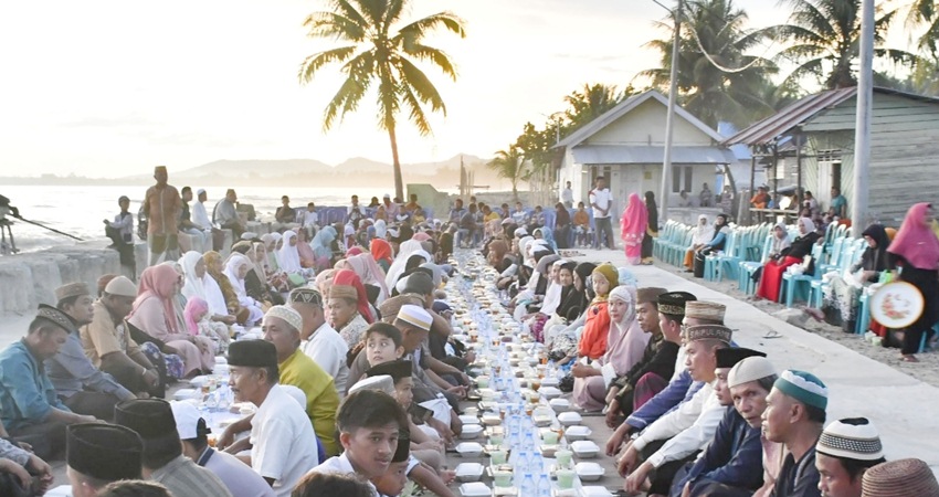 Bupati Pohuwato, Saipul A. Mbuinga bersama istri, saat menggelar buka puasa bersama masyarakat di bibir pantai Pentadu, Kecamatan Paguat, Sabtu (8/4). (foto: Iwan Karim/Prokopim)