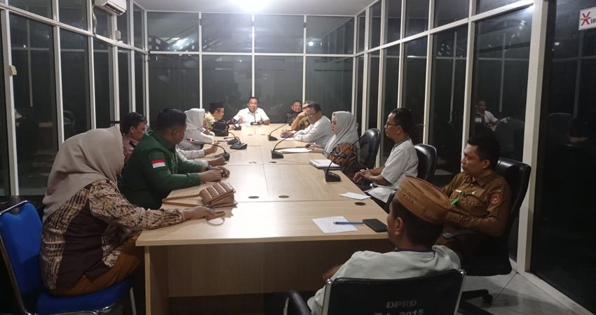 RDP. Suasana rapat antara komisi ll dengan pihak perusahaan dan OPD terkait, membahas tentang THR perusahaan kepada karyawan. (F:Deice/Gorontalo Post)