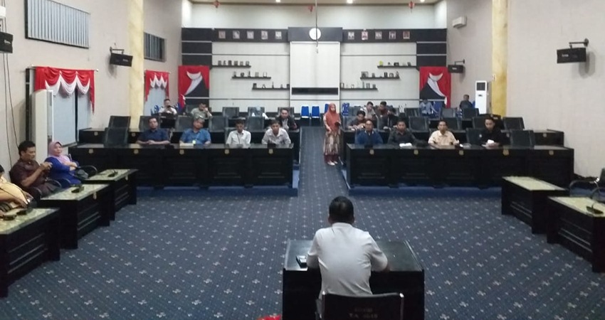 RAPAT. Suasana rapat koordinasi komisi ll dengan sejumlah agen gas dan perusahaan lainnya.