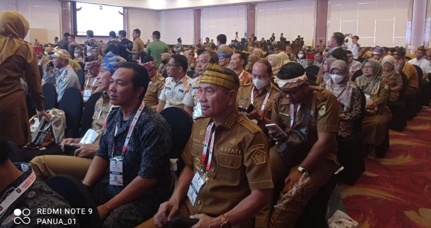 Bupati Pohuwato, Saipul A. Mbuinga, menghadiri rapat koordinasi nasional bidang ketahanan ekonomi, sosial dan budaya yang berlangsung di Hotel Claro Kota Kendari, Provinsi Sulawesi Tenggara, Selasa (11/4). (foto: Iwan Karim/Prokopim)