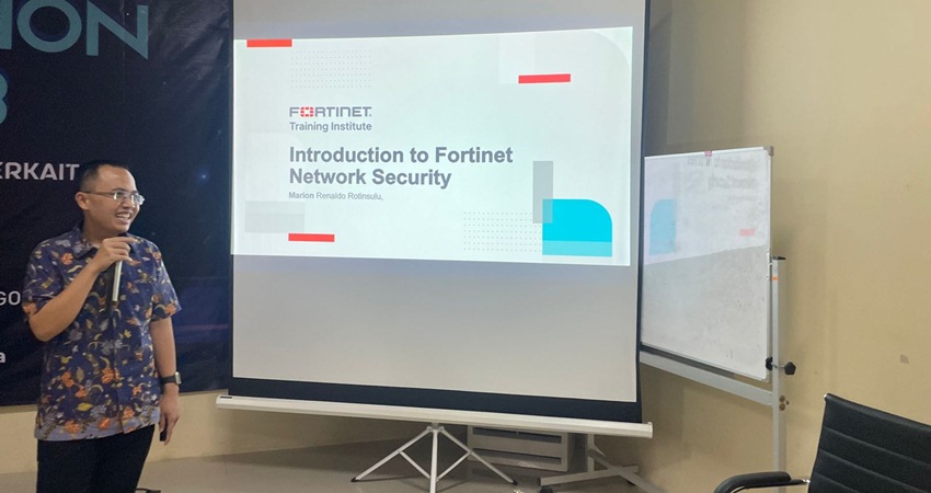 Marion Renaldo Rotinsulu, M.T., GCIH, NSE Architect, selaku Expert Cyber Security dari Fortinet, pada kegiatan workshop pembekalan TIK yang diselenggarakan Dinas Kominfotik Provinsi Gorontalo. (Foto: Istimewa)