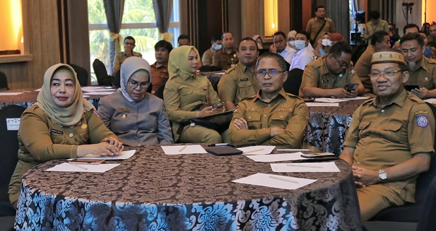 Wabup Pohuwato, Suharsi Igirisa, menghadiri Musrenbang dalam rangka penyusunan RKPD Provinsi Gorontalo tahun 2024, di Ballroom Hotel Aston Kota Gorontalo, Senin (10/4). (foto: Iwan Karim/Prokopim)