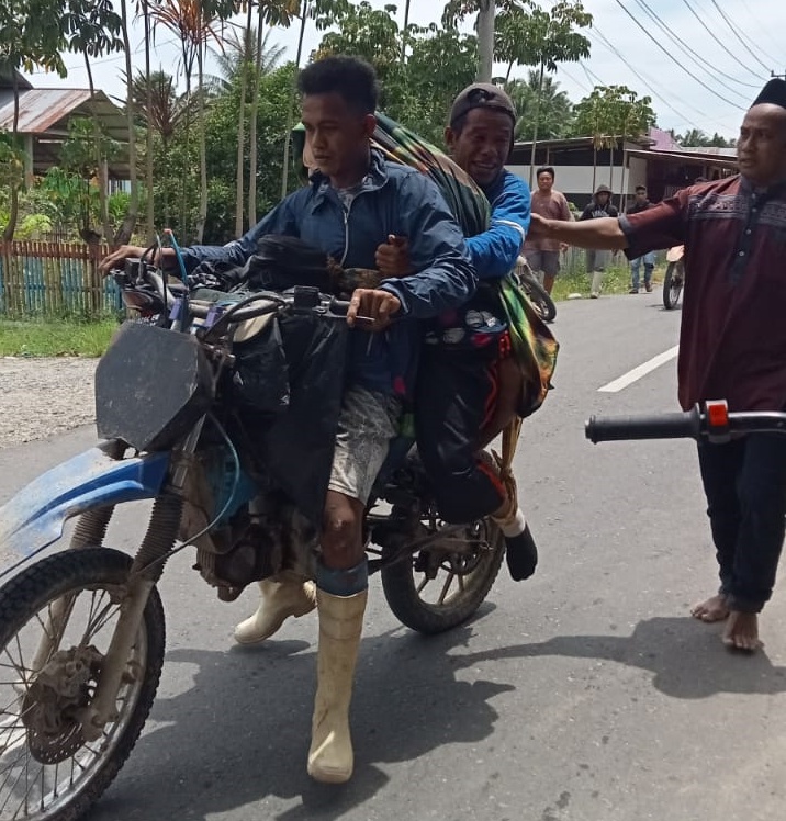 Jenazah Alm. Fatma Samania saat hendak dibawa pulang menggunakan ojek menuju rumah duka Desa Pinogu Kabupaten Bone Bolango, Sabtu (15/4/23). (foto : unggahan fb)