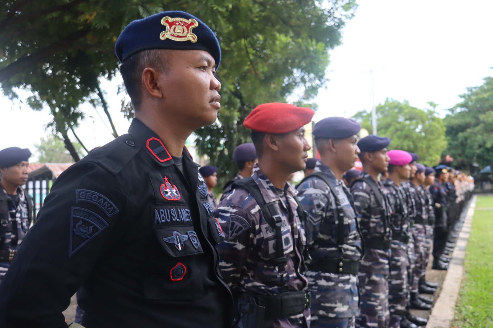 Personel gabungan TNI Polri yang akan disiagakan nanti dalam pengamanan lebaran Idul Fitri 1444 H mengikuti apel gelar pasukan operasi kepolisian terpusat Ketupat Otanaha 2023 l dipimpin oleh Kapolda Gorontalo Irjen Pol. Drs. Angesta Romano Yoyol, M.M, Senin (17/4/23).