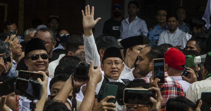 Anas Urbaningrum menyapa pendukungnya saat keluar dari Lapas Kelas I Sukamiskin, Bandung. Ia bebas dari Lapas Kelas IA Sukamiskin dengan status Cuti Menjelang Bebas (CMB) setelah menjalani hukuman 8 tahun penjara. (ANTARA FOTO/Novrian Arbi/rwa)