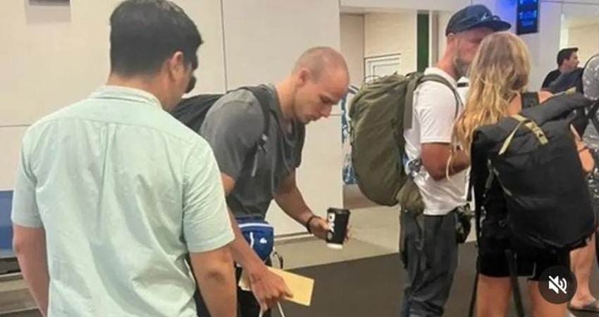 Pria bule asal rusia yang sebelumnya sempat viral lantaran ulahnya melorotkan celana di puncak Gunung Agung Bali, kini dideportase ke negara asalnya. Foto : tangkapan layar akun instagram @mountnesia