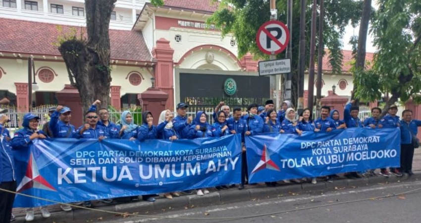 Ratusan pengurus Partai Demokrat menggelar demonstrai di Pengadilan Negeri (PN) Kota Surabaya, Rabu (5/4/2023). ANTARA/HO-Demokrat Surabaya