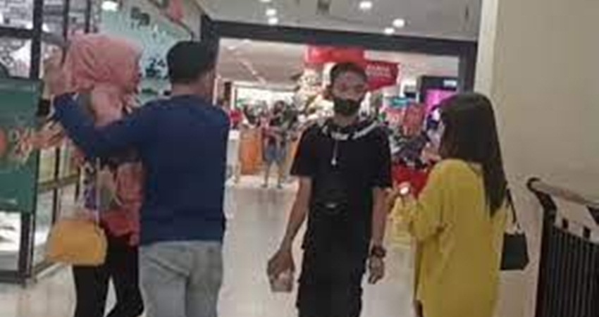 Heboh! Istri Sah Melabrak Pelakor Bersama Sang Suami di Gorontalo Mall