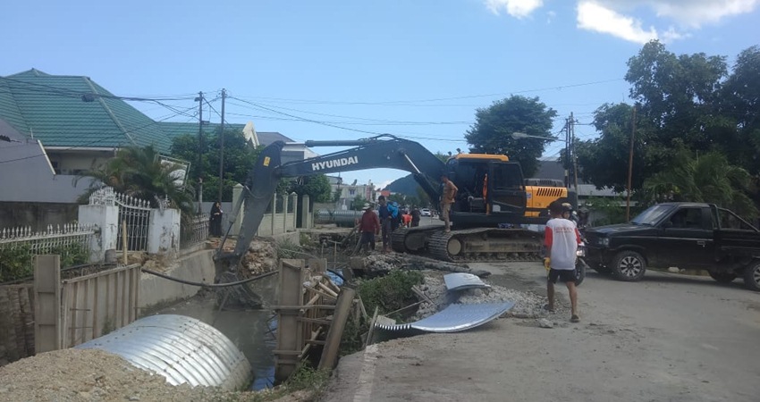 Sejumlah pengendara motor menerobos walaupun sudah di pasang pembatas jalan, dilokasi proyek pekerjaan saluran di kawasan jalan Hos Cokroaminoto Kota Gorontalo Rabu, (12/04/2023). (Foto: Mey Antu/Gorontalo Post).