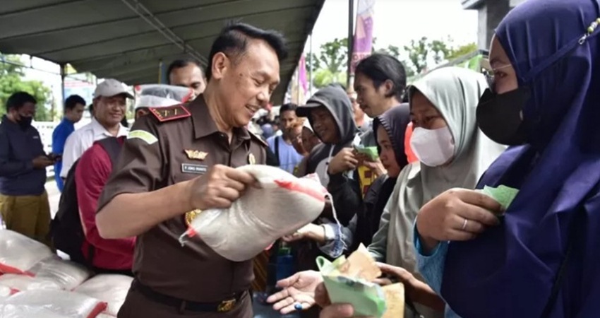 Kepala kejaksaan tinggi Gorontalo, Joko Irianto saat melayani langsung masyarakat yang hendak berbelanja di pasar murah ramadan yang digelar Kejati Gorontalo, di halaman kantor kejati, Senin (3/4). (foto : dok / pemprov)