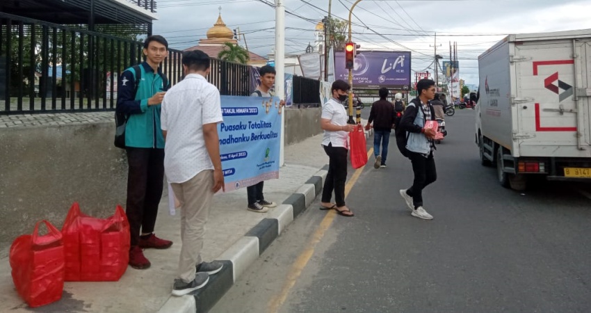 aktivitas bagi-bagi takjil, berlokasi di perempatan mesjid agung dan jalan Andalas . Foto : Alsepti Thalib-Gorontalo Post