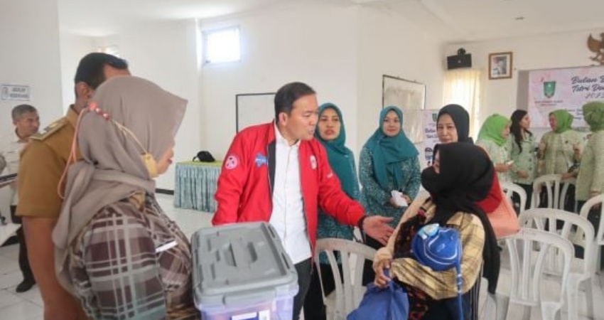 Seorang Pendaki di Gunung Rinjani yang sedang berswafoto. Foto: Edi Suryansyah/JPNN.com