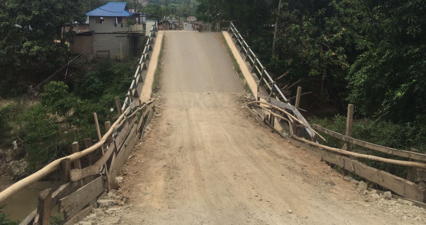 Jembatan rusak di desa Pulubala. Foto : Irtiya Djiuwa-Gorontalopost
