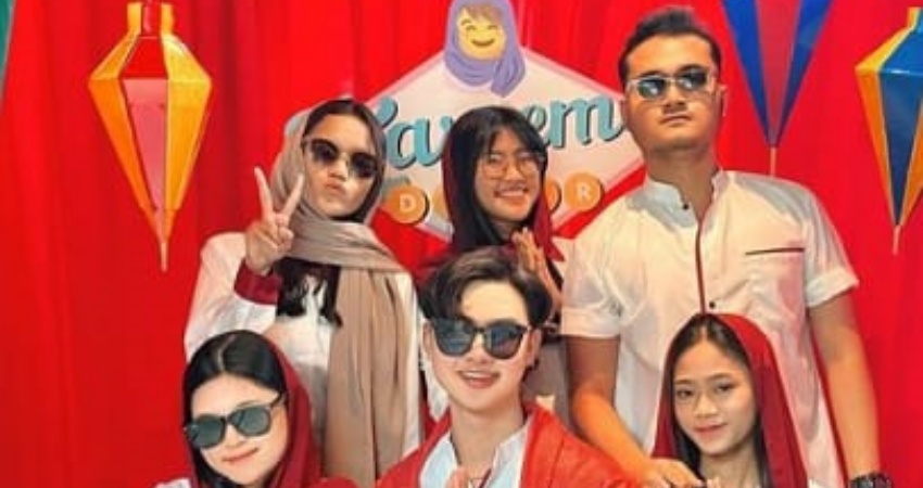 GrabFood buat gebrakan baru, dengan menyulap pramusaji Karen's Diner untuk menjadi kalem--Instagram/@bengkelburger