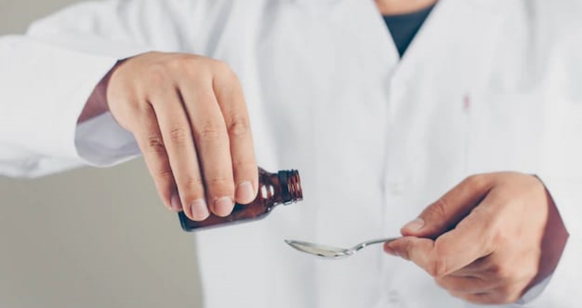 Ilustrasi obat sirop. foto: freepik.com