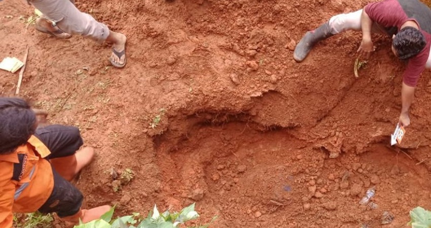 Petugas Satreskrim Polres Banjarnegara dibantu sukarelawan melakukan penggalian pada sebidang lahan kebun di Desa Balun, Kecamatan Wanayasa, Kabupaten Banjarnegara, Senin (3/4/2023), untuk mencari mayat sejumlah korban pembunuhan berencana yang dilakukan oleh TH alias Mbah Slamet. ANTARA/HO-Relawan