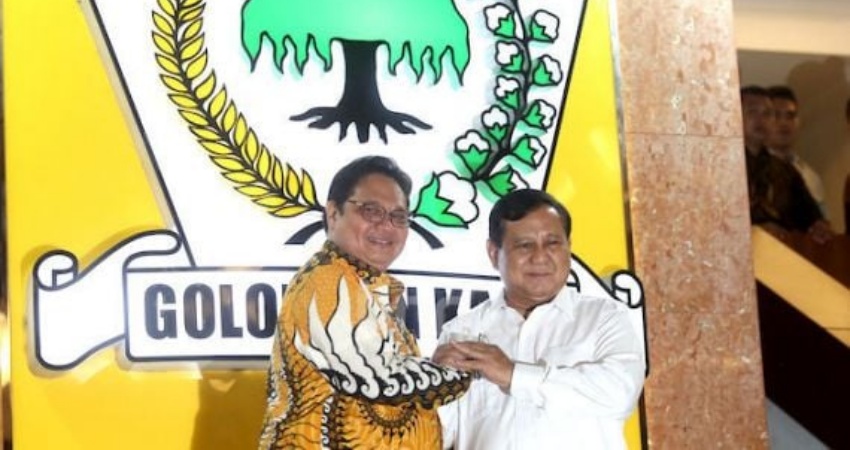 Airlangga Hartarto dan Prabowo Subianto usai pertemuan di kantor DPP Golkar, Jalan Anggrek Nelly, Slipi, Jakarta Barat, Selasa (15/10) petang. Foto: Ricardo/JPNN.Com