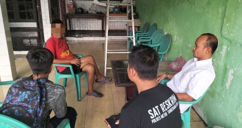 Tim Polres Metro Tangerang mendatangi kediaman pelaku pelecehan di Neglasari dan diketahui pelaku mengalami gangguan jiwa. Foto: ANTARA/HO-Polres Metro Tangerang Kota