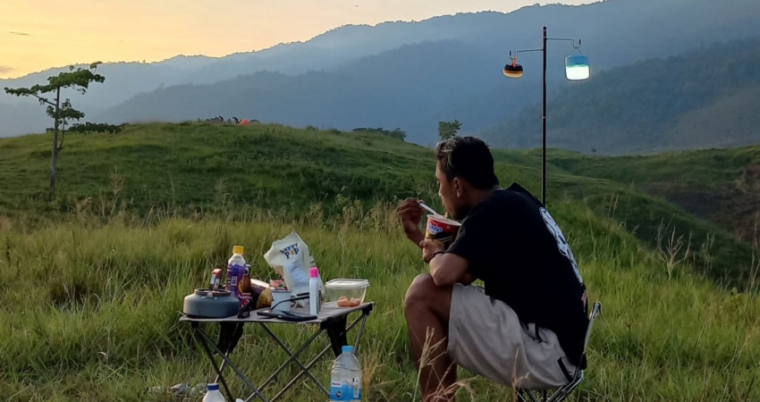 Suasana Bukit Teletubbies di sore hari. Foto : Uyu Dalie