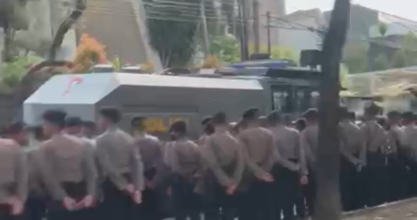 Sejumlah anggota Brimob Polri mengawal ketat rumah bos Kapal Api di Surabaya, Jawa Timur - (Foto: Tangkapan layar)