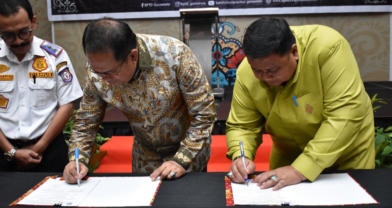 Penandatanganan berta acara Sertijab antara pejabat lama Drs.H. Hasan Bisri kepada pejabat baru Dominggus, ST, MT di Balroom Hotel Aston, Kota Gorontalo, Senin (29/5/23). (Foto: Izan/Humas BPTD).
