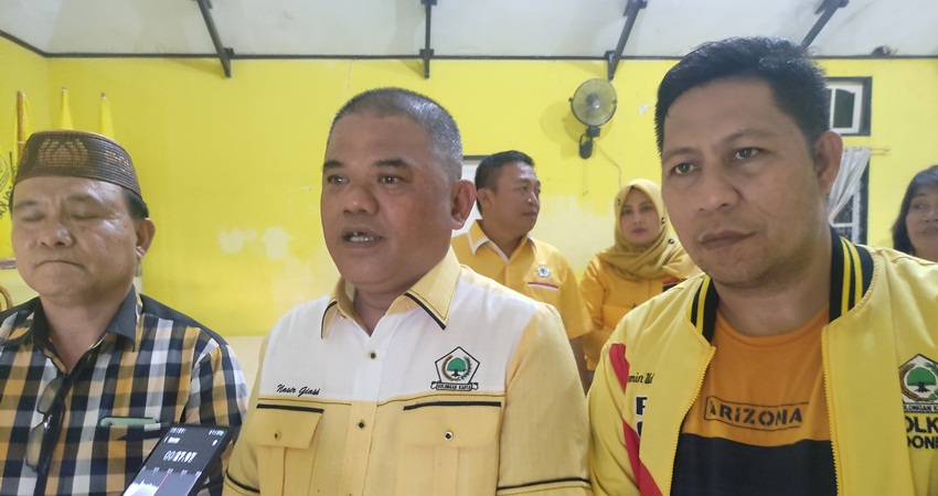 Ketua Golkar Pohuwato, Nasir (tengah), menyebut tak mengakomodir banyak kader Golkar potensial untuk caleg pada 2024. (foto : istimewa)
